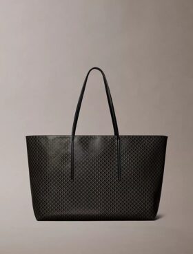 Bolso tote grande con logotipo en todo el diseño y bolsillo
