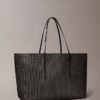 Bolso tote grande con logotipo en todo el diseño y bolsillo