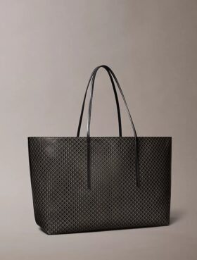 Bolso tote grande con logotipo en todo el diseño y bolsillo