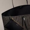 Bolso tote grande con logotipo en todo el diseño y bolsillo