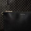 Bolso tote grande con logotipo en todo el diseño y bolsillo