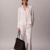 Bolso tote grande con logotipo en todo el diseño y bolsillo