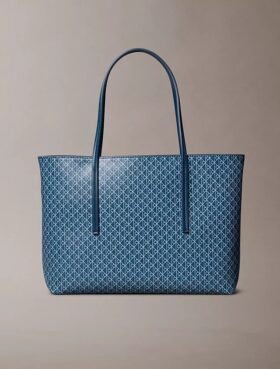 Bolso tote pequeño con estampado del logotipo en todo el tejido y bolsillo