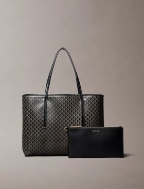 Bolso tote pequeño con estampado del logotipo en todo el tejido y bolsillo