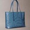 Bolso tote pequeño con estampado del logotipo en todo el tejido y bolsillo Bolso tote pequeño con estampado del logotipo en todo el tejido y bolsillo