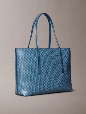 Bolso tote pequeño con estampado del logotipo en todo el tejido y bolsillo
