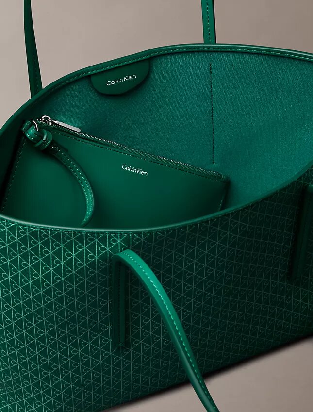 Bolso tote pequeño con estampado del logotipo en todo el tejido y bolsillo Bolso tote pequeño con estampado del logotipo en todo el tejido y bolsillo