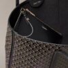 Bolso tote pequeño con estampado del logotipo en todo el tejido y bolsillo Bolso tote pequeño con estampado del logotipo en todo el tejido y bolsillo