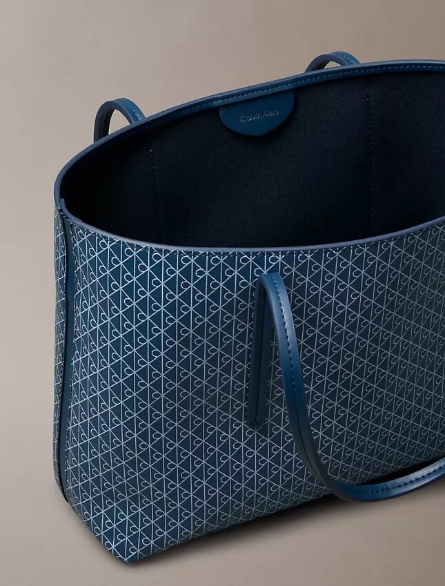 Bolso tote pequeño con estampado del logotipo en todo el tejido y bolsillo Bolso tote pequeño con estampado del logotipo en todo el tejido y bolsillo