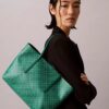 Bolso tote pequeño con estampado del logotipo en todo el tejido y bolsillo Bolso tote pequeño con estampado del logotipo en todo el tejido y bolsillo