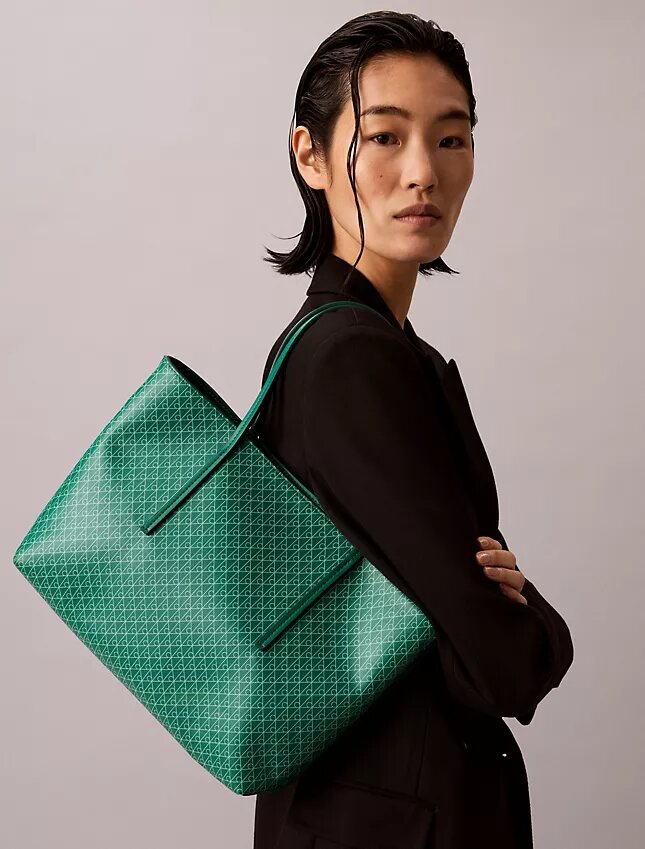 Bolso tote pequeño con estampado del logotipo en todo el tejido y bolsillo Bolso tote pequeño con estampado del logotipo en todo el tejido y bolsillo