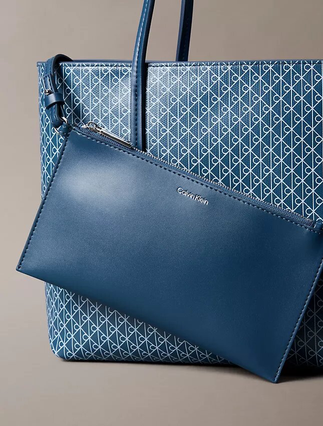 Bolso tote pequeño con estampado del logotipo en todo el tejido y bolsillo Bolso tote pequeño con estampado del logotipo en todo el tejido y bolsillo