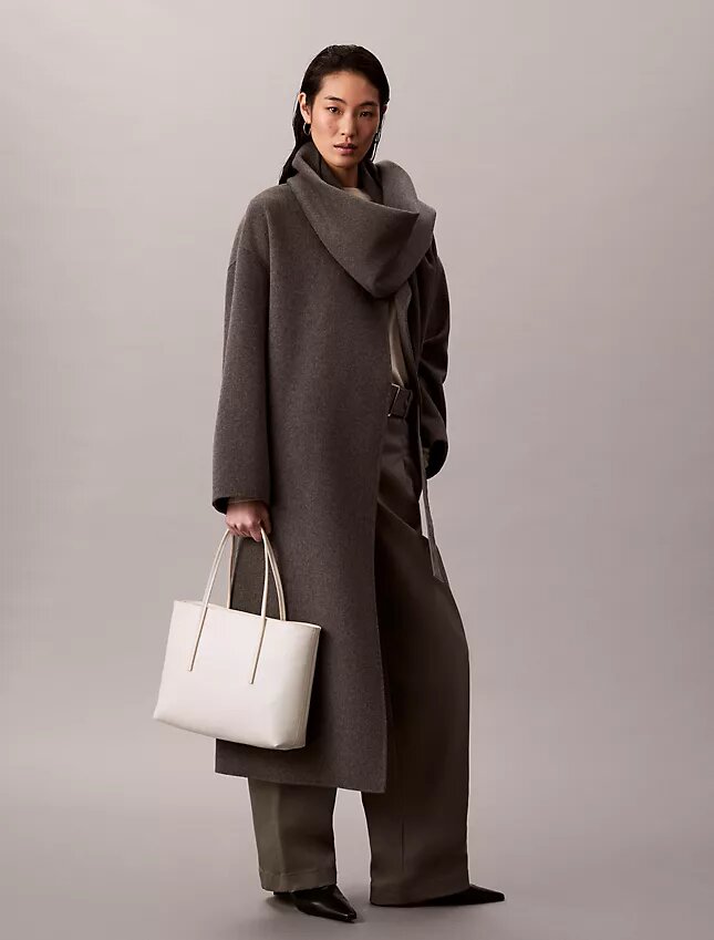 Bolso tote pequeño con estampado del logotipo en todo el tejido y bolsillo Bolso tote pequeño con estampado del logotipo en todo el tejido y bolsillo