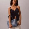 Bolso tote pequeño con estampado del logotipo en todo el tejido y bolsillo Bolso tote pequeño con estampado del logotipo en todo el tejido y bolsillo
