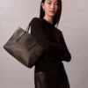 Bolso tote pequeño con estampado del logotipo en todo el tejido y bolsillo Bolso tote pequeño con estampado del logotipo en todo el tejido y bolsillo