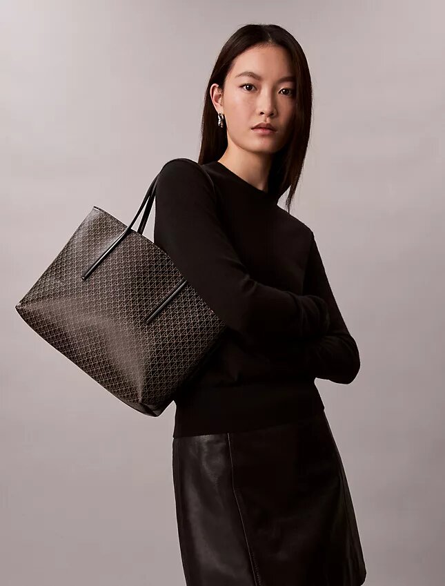Bolso tote pequeño con estampado del logotipo en todo el tejido y bolsillo Bolso tote pequeño con estampado del logotipo en todo el tejido y bolsillo