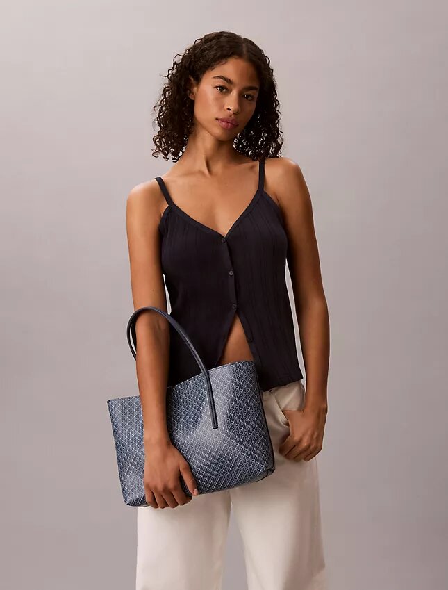Bolso tote pequeño con estampado del logotipo en todo el tejido y bolsillo Bolso tote pequeño con estampado del logotipo en todo el tejido y bolsillo