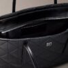 Bolso tote pequeño con logotipo acolchado Bolso tote pequeño con logotipo acolchado