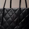 Bolso tote pequeño con logotipo acolchado Bolso tote pequeño con logotipo acolchado