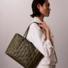 Bolso tote pequeño con logotipo acolchado Bolso tote pequeño con logotipo acolchado