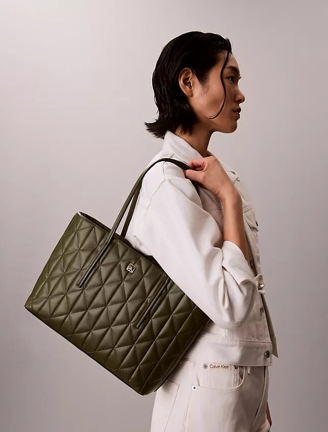 Bolso tote pequeño con logotipo acolchado Bolso tote pequeño con logotipo acolchado