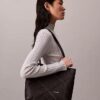 Bolso tote pequeño con logotipo en relieve