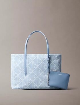 Bolso tote pequeño de Denim con el logotipo del emblema por toda la superficie
