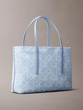 Bolso tote pequeño de Denim con el logotipo del emblema por toda la superficie
