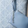 Bolso tote pequeño de Denim con el logotipo del emblema por toda la superficie