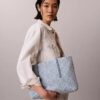 Bolso tote pequeño de Denim con el logotipo del emblema por toda la superficie