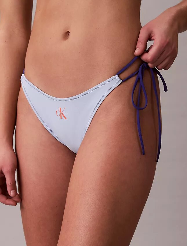 Braguita de bikini con lazo lateral y monograma gráfico Braguita de bikini con lazo lateral y monograma gráfico