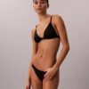 Bralette de baño con triángulo icónico de CK