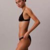 Bralette de baño con triángulo icónico de CK