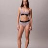 Bralette elástico de microfibra Unlined con Monogram gráfico, sin forro Bralette elástico de microfibra Unlined con Monogram gráfico, sin forro