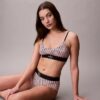 Bralette elástico de microfibra Unlined con Monogram gráfico, sin forro Bralette elástico de microfibra Unlined con Monogram gráfico, sin forro