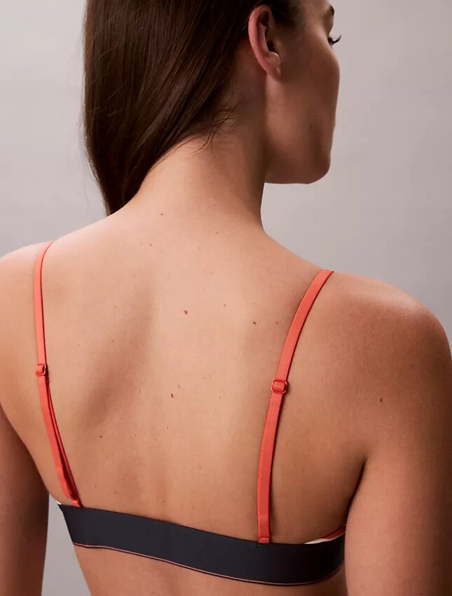 Bralette elástico de microfibra Unlined con Monogram gráfico, sin forro Bralette elástico de microfibra Unlined con Monogram gráfico, sin forro