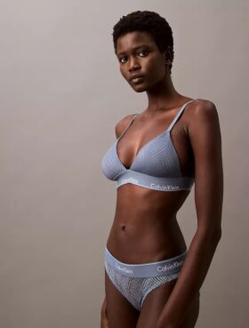 Bralette triangular con forro ligero y encaje moderno