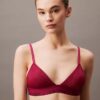 Bralette triangular con forro ligero y encaje moderno
