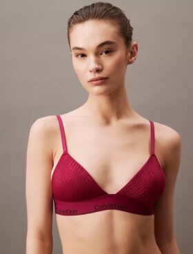 Bralette triangular con forro ligero y encaje moderno