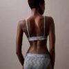 Bralette triangular con forro ligero y encaje moderno