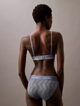 Bralette triangular con forro ligero y encaje moderno
