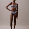 Bralette triangular con forro ligero y encaje moderno