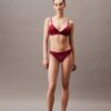 Bralette triangular con forro ligero y encaje moderno