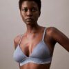 Bralette triangular con forro ligero y encaje moderno