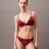 Bralette triangular con forro ligero y encaje moderno