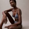 Bralette triangular con forro ligero y encaje moderno