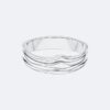 Brazalete con bisagra de forma fluida y escultural Brazalete con bisagra de forma fluida y escultural