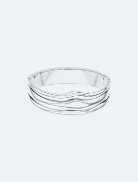 Brazalete con bisagra de forma fluida y escultural