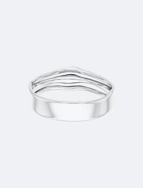 Brazalete con bisagra de forma fluida y escultural