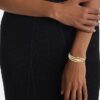 Brazalete con bisagra de forma fluida y escultural Brazalete con bisagra de forma fluida y escultural